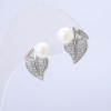 أقراط Xuping مطلية بالروديوم مع فصوص بيضاء وخرزة بيضاء، القطر 16x14mm +