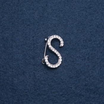 بروش حرف بادئة "S" 28×17مم لون المعدن "فضي"